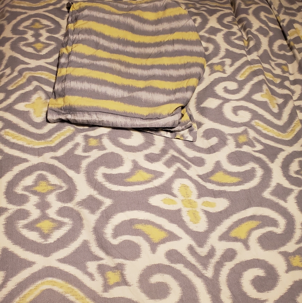 Duvet cover- queen and pillow case set